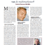 COMMUNICATIE & PR Bent u klaar voor de revolutie van de multimarketeer? Patrick Petersen MA MSc Marketing, nieuwe marketing en digitale marketing. Het lijken modewoorden. We zijn van marketeer naar ‘marcommer’ vervolgens snel door naar een interactieve en multichannel marketeer gegaan en doorgedrongen naar de marketeer van interactieve communicatie. We hebben nog even online communicatiespecialist gehad, en dat gaat momenteel via social pr naar ‘contentstrateeg’. Het lijkt vooral op een hoge snelheid van de ontwikkeling van het vakgebied. De veelvoud aan noodzakelijke disciplines lijkt de herboren professional in verwarring te brengen. De eigen identiteit moet met ‘zomaar’ een virtuele functieomschrijving vastgelegd worden. Het beestje moet een naam hebben, toch? Revolutie en relevantie Beheer jij diverse kanalen in de sociale media, waarin jij vooral vragen beantwoordt, dan ben je een puike communitymanager. Noem jezelf dan geen ‘contentstrateeg’. Hopelijk zijn jouw competenties op gebied van service en relatiebeheer sterker dan het uitzetten van strategische lijnen met de hulp van branded, curated en user generated content. Laten we de strategen hierbij óók de noodzakelijke competentie toedichten dat hij of zij de ervaren inzichten bevat om organisaties van laag tot hoog te doen overtuigen in hun veranderingen. Zijn online professionals verworden tot de ultieme transformers? De werkloze twitteraars die zich in een jaar intensief twitteren spontaan ‘social media strateeg’ noemen vormen de Optimus Primes van de virtuele marketingwereld. Bijna komisch is hun motto dat ‘social media marketing’ draait om het centraal stellen van de klanten en gebruikers. Had u maar die gedegen basiscursus marketing gedaan, dan had je het al veel eerder ‘beter’ geweten. Virtuele leiders en trackrecord Feit is dat we virtuele leiders kennen die geen échte leiders zijn. Het humane principe van ‘door aantoonbare ervaring omhoog klimmen’ lijkt in de huidige virtuele wereld over boord te zijn gegooid. We maken virtueel in een moordend tempo carrière. De vraag is of dit voorbeelden zijn van zelfoverschatting of een inflatie van de moderne vormen van marketing. Waar je ooit nog wel eens harde onderzoekscompetenties in huis diende te hebben, inclusief een trackrecord van succesvolle marketingcampagnes en creatief denken, lijkt nu niets meer dan een leuke eendaagse training Content Management nodig te zijn om jezelf te upgraden tot ‘online marketeer’. Staat ‘online marketeer’ te lang op jouw Facebookpagina, dan maken we hier ‘strategy’ van. Door leuke voorbeelden van succesvolle campagnes aan te halen lijk jij – wederom virtueel – een trackrecord van ervaring op te bouwen. De luchtballon gevuld met zelfbenoemde moderne marketeers krijgt zijn mand maar nauwelijks de lucht in. Er is gelukkig vijf aan boord. Een instant strateeg. Spontane inflatie of lef? Waar ik mijzelf pas na ruim tien jaar online marketingcampagnes draaien ‘online strateeg’ durfde te noemen, lijkt de term ‘strateeg’ een must in een beetje Twitter-bio. Ik brand hiermee niet mijn gerespecteerde collega’s af, maar ik vraag mij wel hardop af hoe zo’n virtuele carrière op hoge snelheid daadwerkelijk verloopt. Het lef van de virtuele carrièremakers verdient wederom waardering. Toch mogen de ballen inladen en mag de oververhitte zelfperceptie bekoelen. Stop met nutteloze sociale proof als het geen aantoonbare ervaring betreft waar jij echt bij betrokken bent geweest. Stop met het schreeuwen langs de zijlijn als je nog nooit het gevoetbald. Hulde aan alle ervaren marketeers die op een gedegen en eerlijke manier het nieuwe tijdperk betreden en glashard door het hyperige gedrag heen kijken. Patrick Petersen studeerde BK aan de EUR en Marketing en Strategic Digital Marketing aan de London Business School. Petersen is bestseller-auteur van onder andere het ‘Handboek Online Marketing’, ‘Handboek Engaging Content’, ‘Handboek ContentStrategie’ en ‘Handboek Social Business’. Daarnaast is hij columnist voor Adformatie, MarketingTribune en CustomerTalk. Bovendien schrijft hij voor zijn eigen SocialMedia.nl-platform. patrickpetersen@speakersacademy.nl